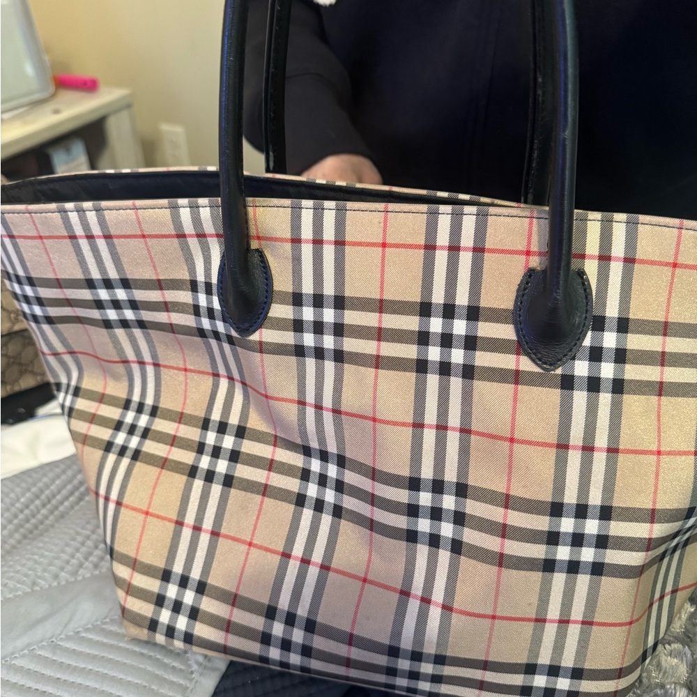 Authentic Burberry tote!! Classic Plaid Tote Bag with Black Handles - - Picture 5 of 8